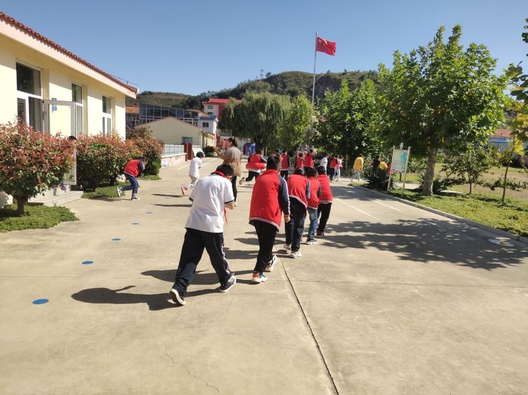 棲霞市大柳家小學舉行消防安全疏散演練(圖5) 棲霞市大柳家小學舉行消防安全疏散演練(圖5)