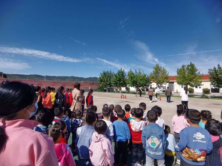 棲霞市大柳家小學舉行消防安全疏散演練(圖6) 棲霞市大柳家小學舉行消防安全疏散演練(圖6)