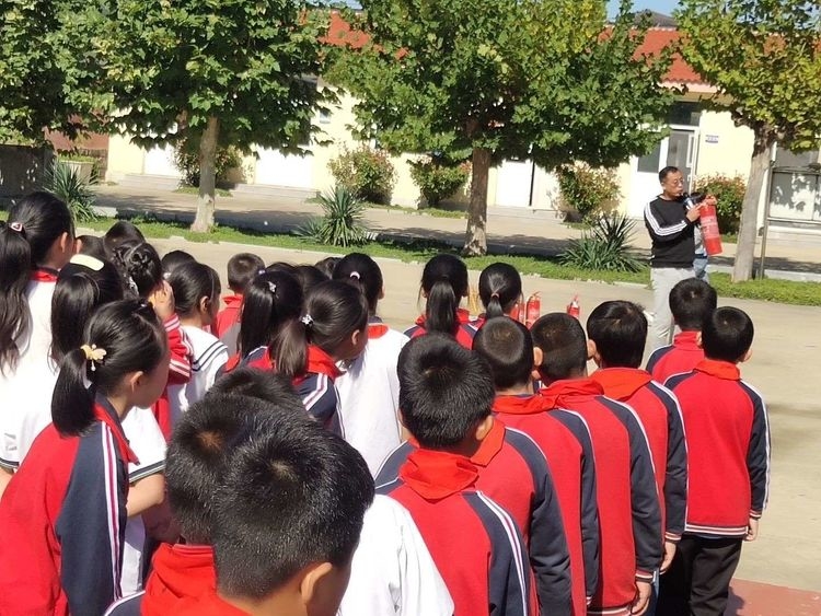 棲霞市大柳家小學舉行消防安全疏散演練(圖7) 棲霞市大柳家小學舉行消防安全疏散演練(圖7)