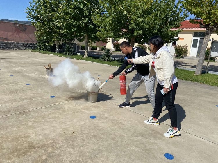 棲霞市大柳家小學舉行消防安全疏散演練(圖8) 棲霞市大柳家小學舉行消防安全疏散演練(圖8)