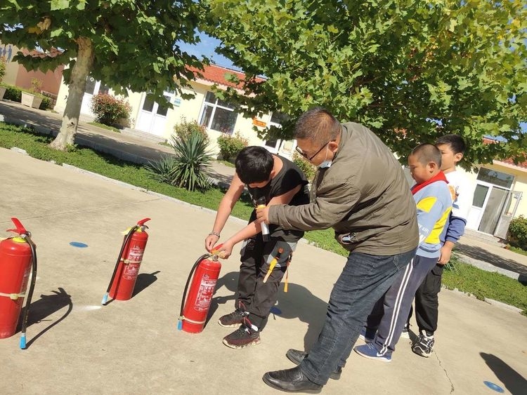 棲霞市大柳家小學舉行消防安全疏散演練(圖9) 棲霞市大柳家小學舉行消防安全疏散演練(圖9)