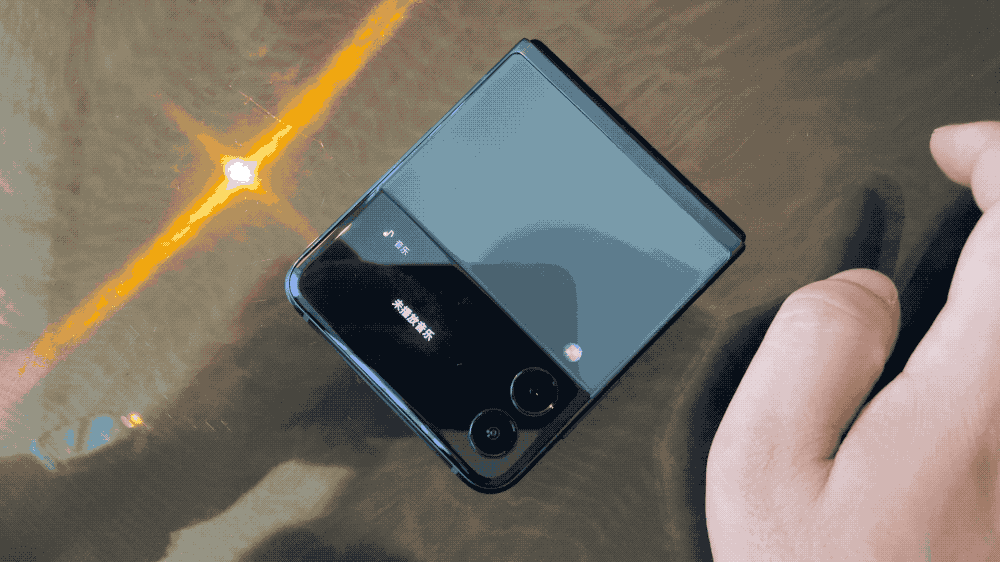 三星Galaxy Z Flip3 5G体验：“翻盖手机”回潮丨钛极客