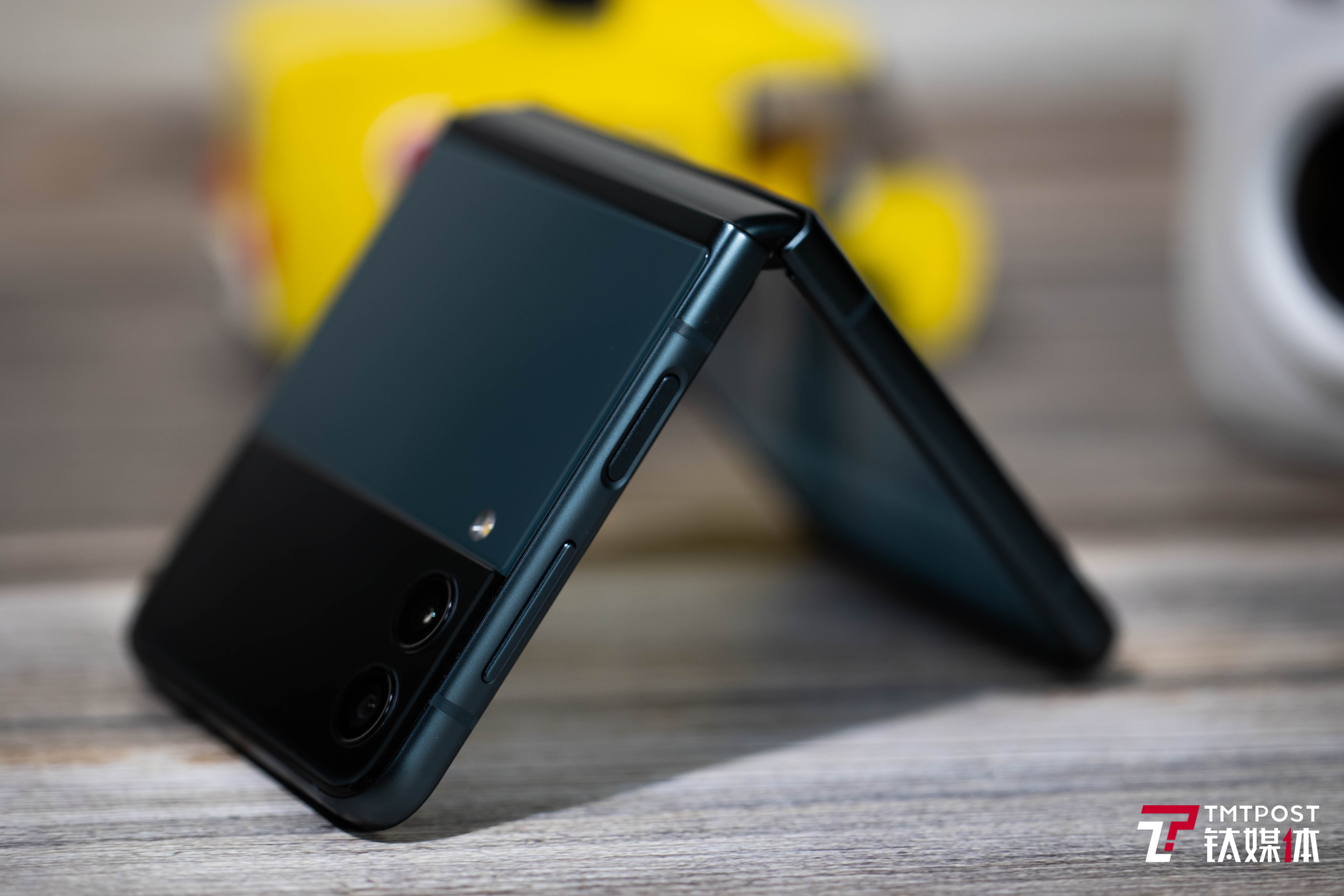 三星Galaxy Z Flip3 5G体验：“翻盖手机”回潮丨钛极客