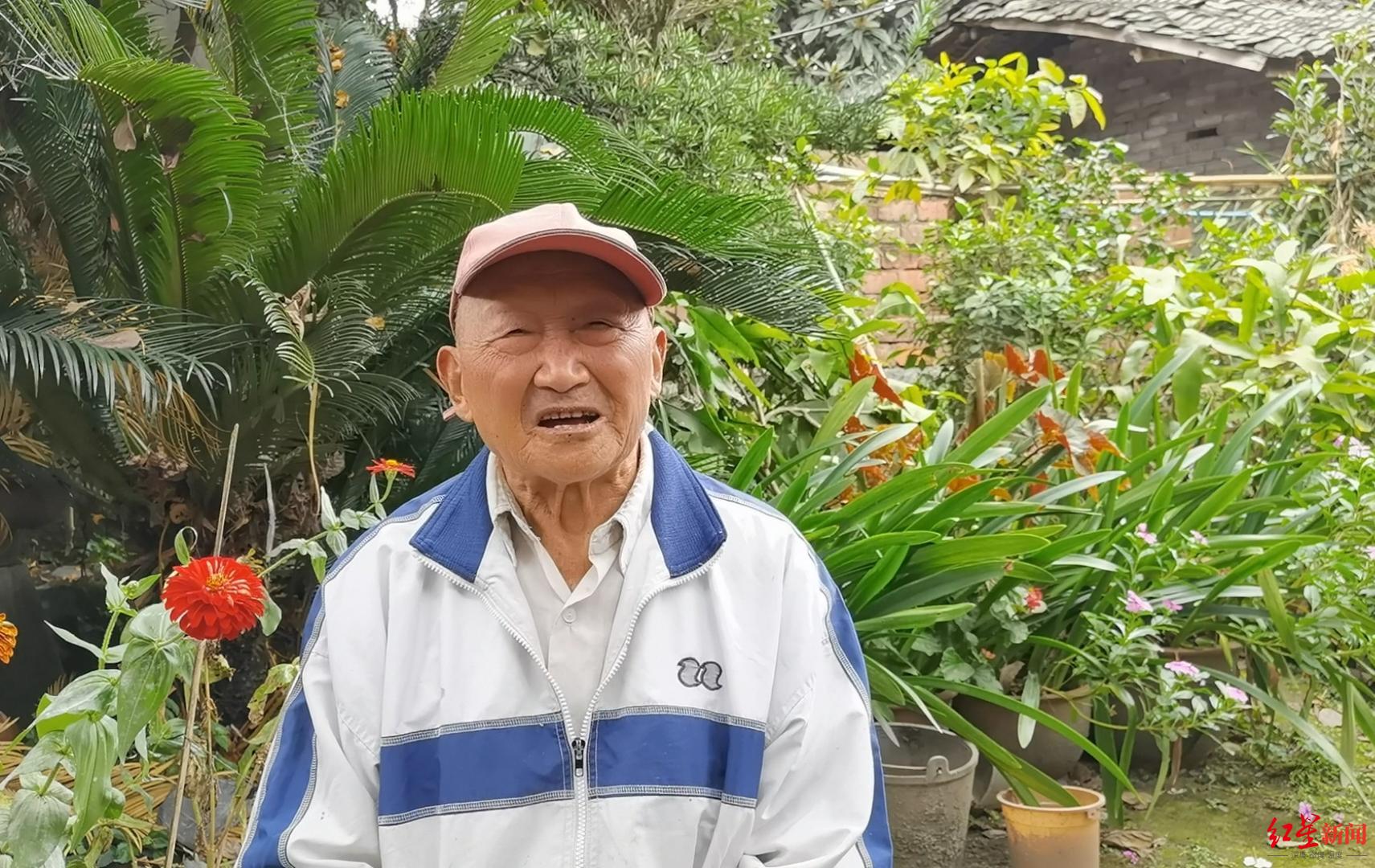 86岁学霸爷爷的传奇:60岁后三进大学 如今每天读报练字,学英语,做50个