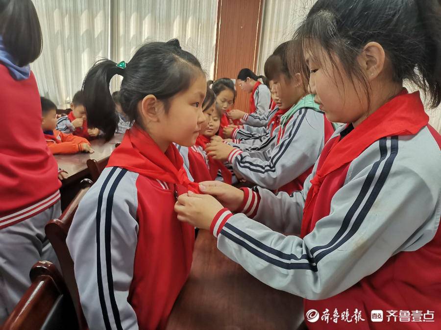 定陶区马集镇中心小学:第二批分批入队仪式(图2)