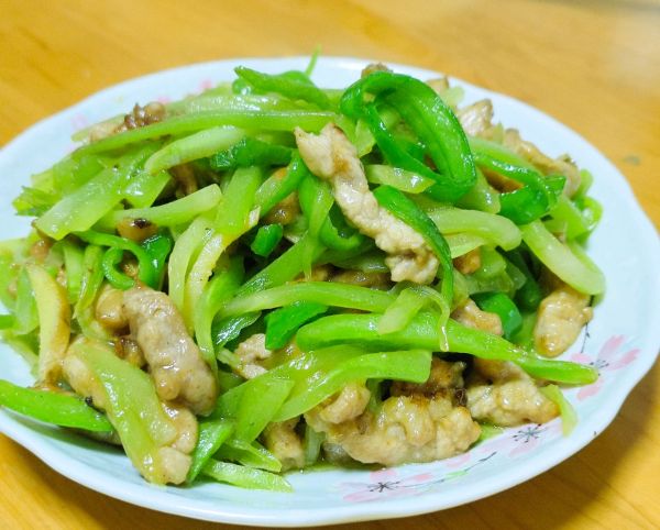 萵筍炒肉的做法,