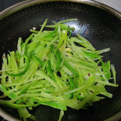 萵筍炒肉的做法,