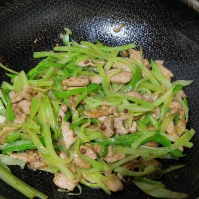 萵筍炒肉的做法,