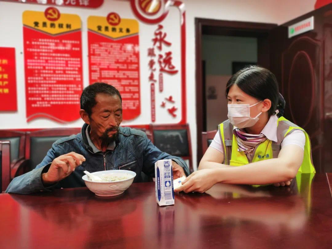 气大！七旬老人从广东负气出走徒步400公里，5天没吃饭，被高速工作人员救下
