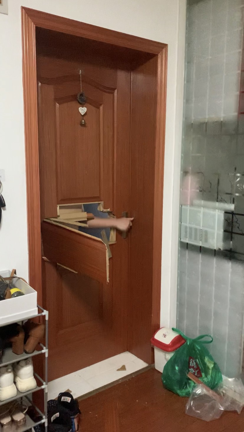 真·破门而入！女子深夜遭陌生男闯入，事后还被围殴，警方回应