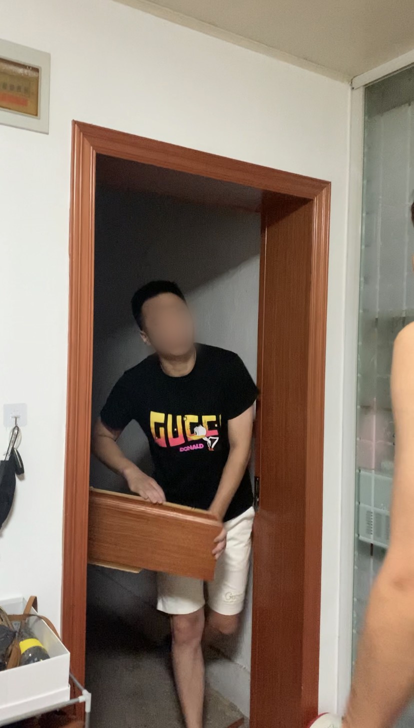 真·破门而入！女子深夜遭陌生男闯入，事后还被围殴，警方回应