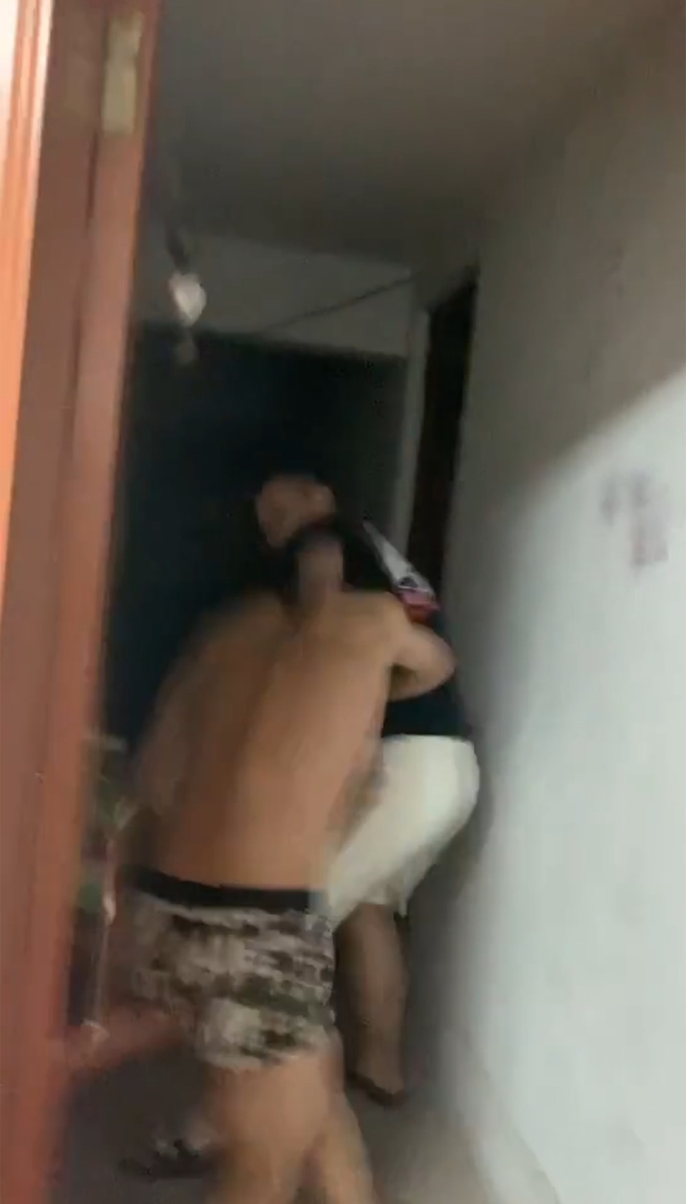 真·破门而入！女子深夜遭陌生男闯入，事后还被围殴，警方回应
