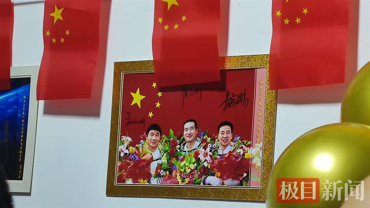 翟志刚出征在即，哥哥姐姐相聚看直播，录视频给小刚加油