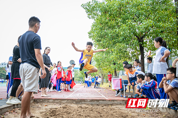 天元区栗雨小学：体育“变身”学科主打(图2)