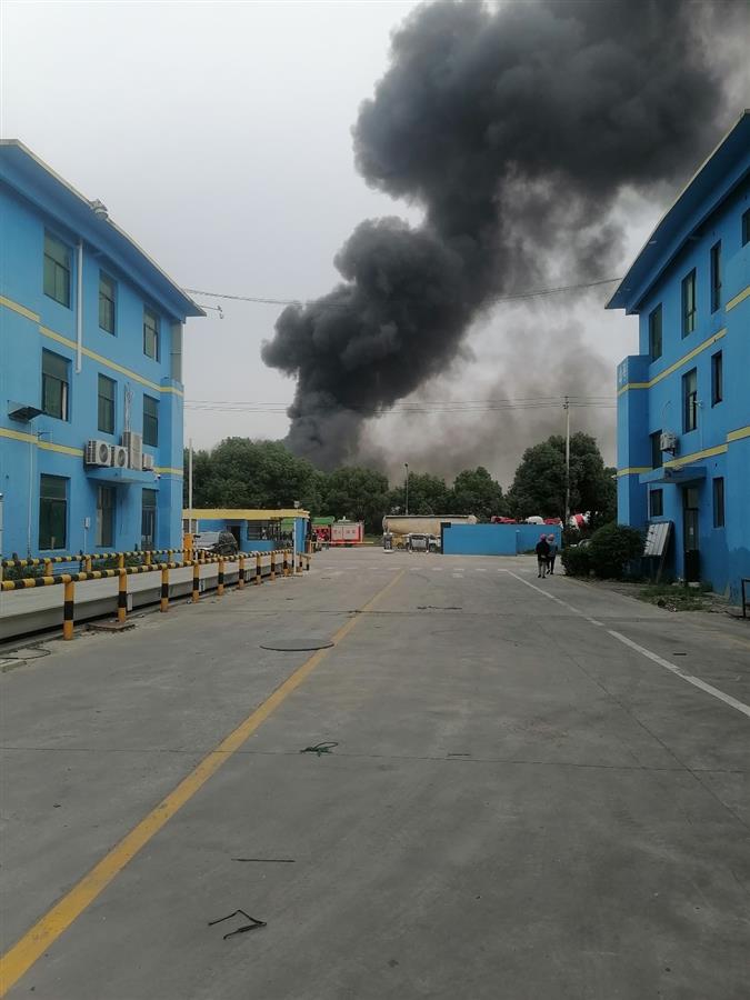 江苏昆山一厂房失火，现场浓烟冲天，火势已得到控制