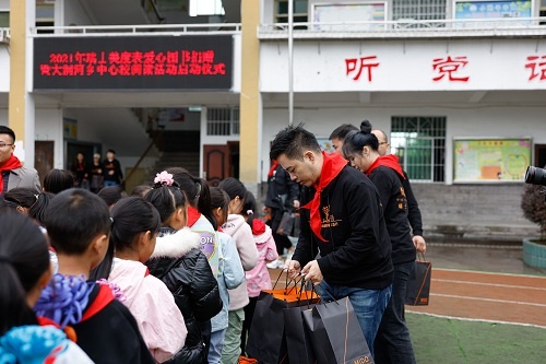 武隆大洞河乡中心小学校爱心图书室揭牌(图10)