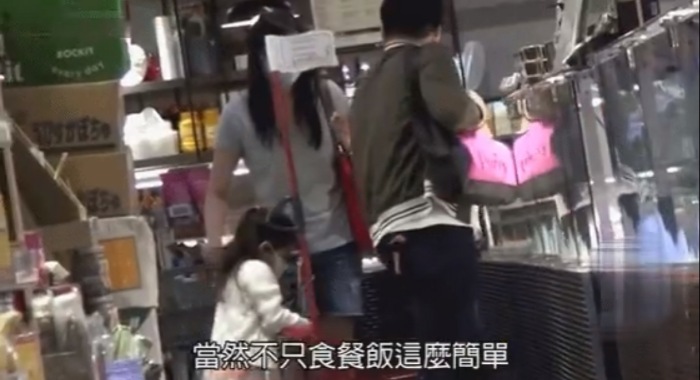 霍启刚带女儿为郭晶晶买生日礼物，结婚9年感情如初，堪称“神仙夫妻”