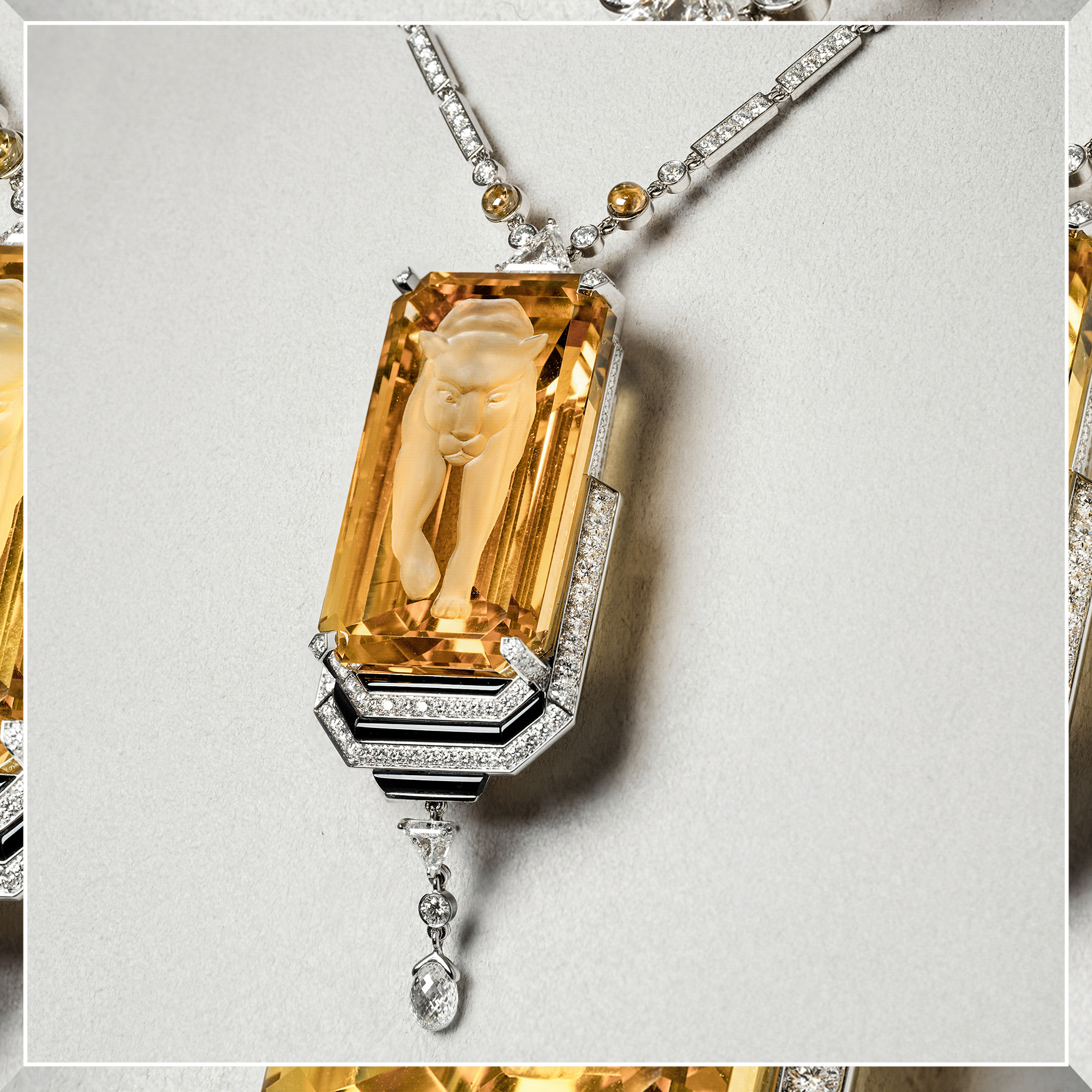 卡地亚高级珠宝展细述“第六感”，Longchamp上海大秀还原巴黎时尚丨是日美好事物