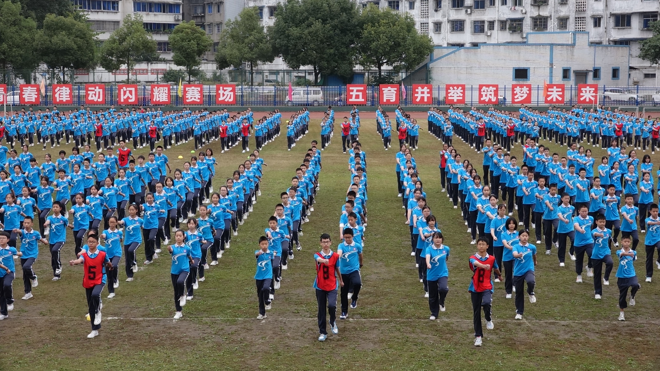 绵竹中学初中部2021秋季田径运动会炫彩开幕(图2)