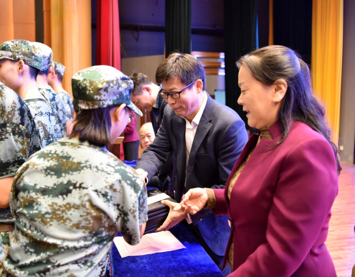 九江市同文中學(xué)舉行2021級(jí)高一新生軍訓(xùn)會(huì)操(圖8) 九江市同文中學(xué)舉行2021級(jí)高一新生軍訓(xùn)會(huì)操(圖8)