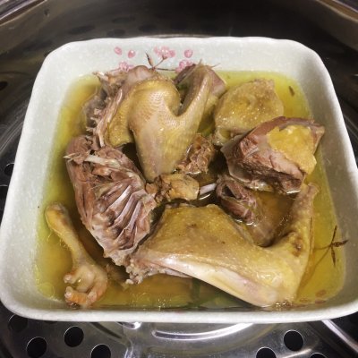 2,准备生姜和葱段3,清蒸好的鸽子沥一下水后和生姜葱段放在碗里4,放一