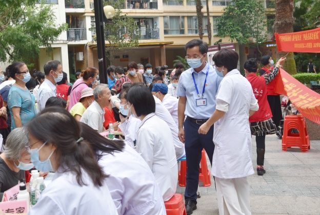 “2021年世界传统医药日”，龙岗区二院近30名专家为可园居民义诊