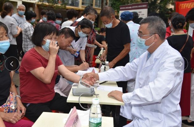 “2021年世界传统医药日”，龙岗区二院近30名专家为可园居民义诊