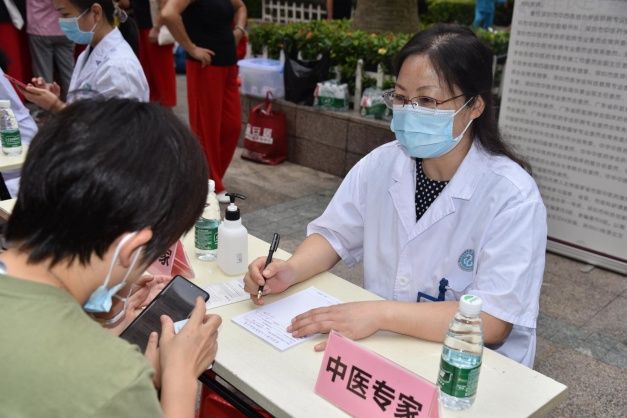 “2021年世界传统医药日”，龙岗区二院近30名专家为可园居民义诊