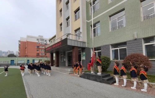 皇姑區(qū)童暉小學(xué)南校區(qū)主題升旗儀式(圖2) 皇姑區(qū)童暉小學(xué)南校區(qū)主題升旗儀式(圖2)
