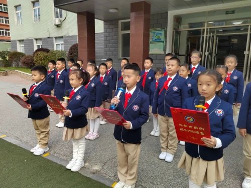 皇姑區(qū)童暉小學(xué)南校區(qū)主題升旗儀式(圖4) 皇姑區(qū)童暉小學(xué)南校區(qū)主題升旗儀式(圖4)