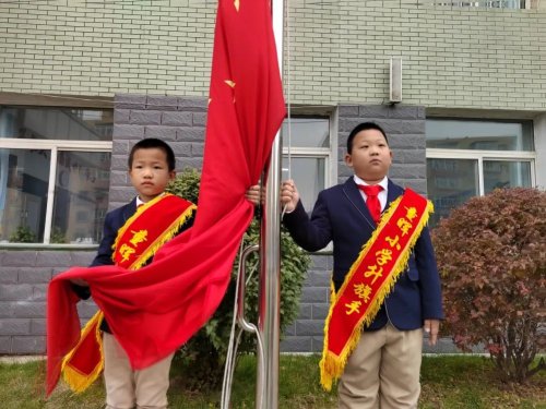 皇姑區(qū)童暉小學(xué)南校區(qū)主題升旗儀式(圖5) 皇姑區(qū)童暉小學(xué)南校區(qū)主題升旗儀式(圖5)