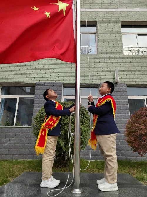 皇姑區(qū)童暉小學(xué)南校區(qū)主題升旗儀式(圖6) 皇姑區(qū)童暉小學(xué)南校區(qū)主題升旗儀式(圖6)