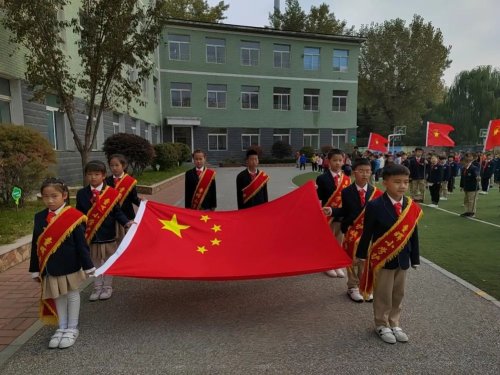 皇姑區(qū)童暉小學(xué)南校區(qū)主題升旗儀式(圖7) 皇姑區(qū)童暉小學(xué)南校區(qū)主題升旗儀式(圖7)