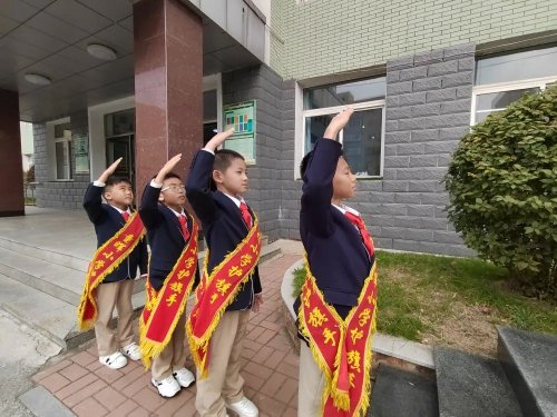 皇姑區(qū)童暉小學(xué)南校區(qū)主題升旗儀式(圖9) 皇姑區(qū)童暉小學(xué)南校區(qū)主題升旗儀式(圖9)