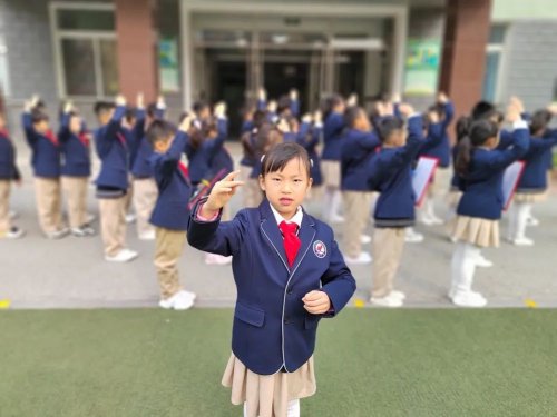 皇姑區(qū)童暉小學(xué)南校區(qū)主題升旗儀式(圖10) 皇姑區(qū)童暉小學(xué)南校區(qū)主題升旗儀式(圖10)