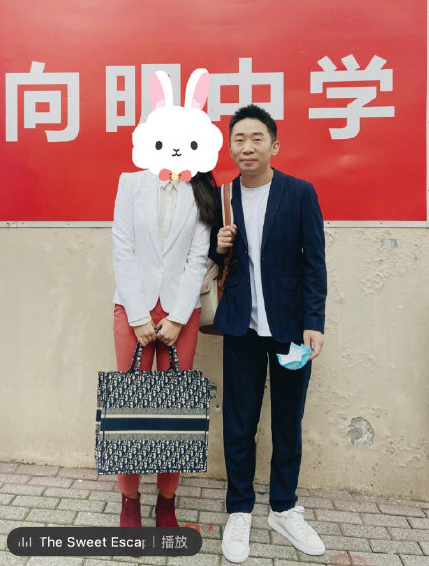 網友曬合照曝楊迪參加主持人執業資格考試 楊迪資料簡介