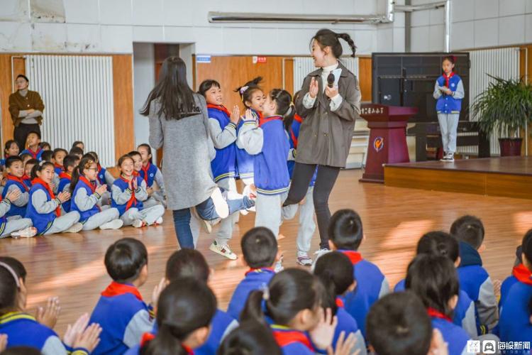 济南市中区原山小学让传统游戏回归童年(图1)