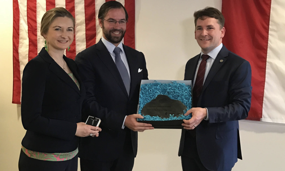 两位中国年轻科学家，决定去太空挖矿