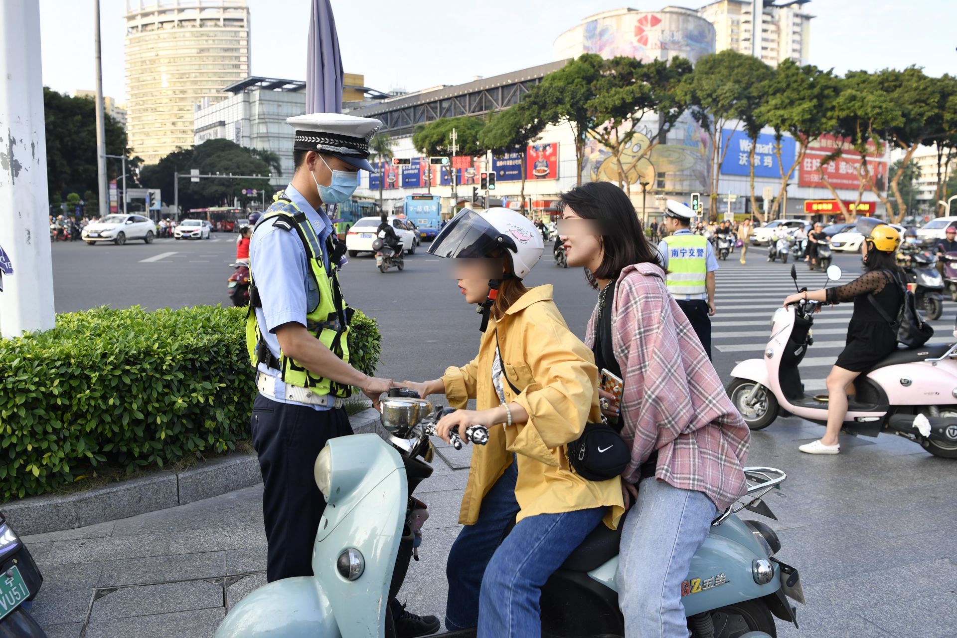重点查处不戴头盔等交通违法行为！南宁交警开展电动车交通秩序整治行动