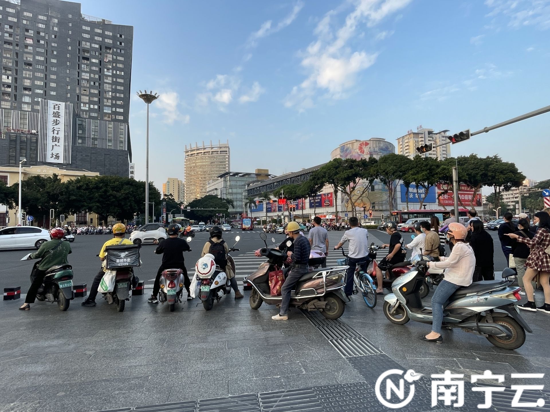 重点查处不戴头盔等交通违法行为！南宁交警开展电动车交通秩序整治行动