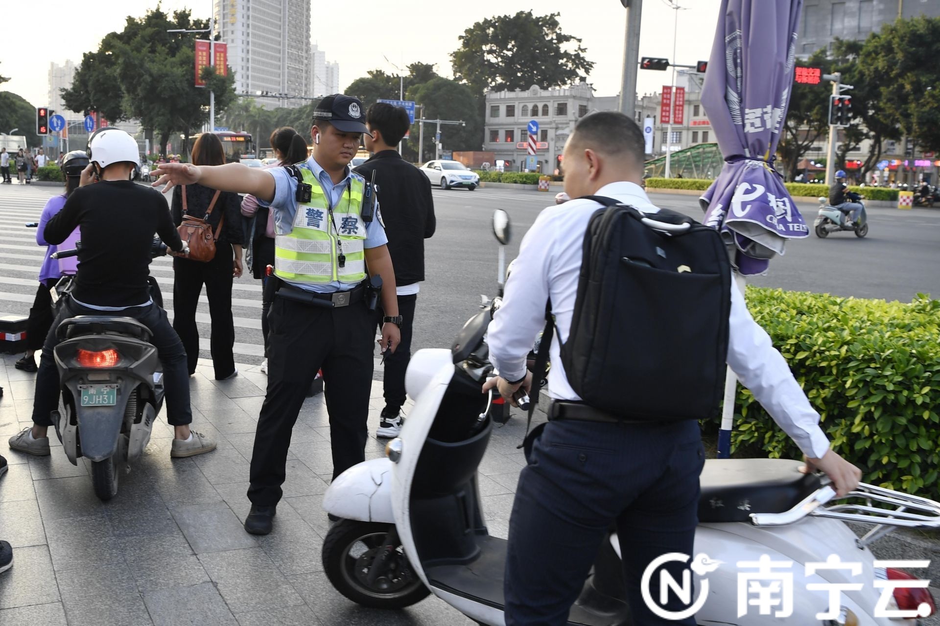 重点查处不戴头盔等交通违法行为！南宁交警开展电动车交通秩序整治行动