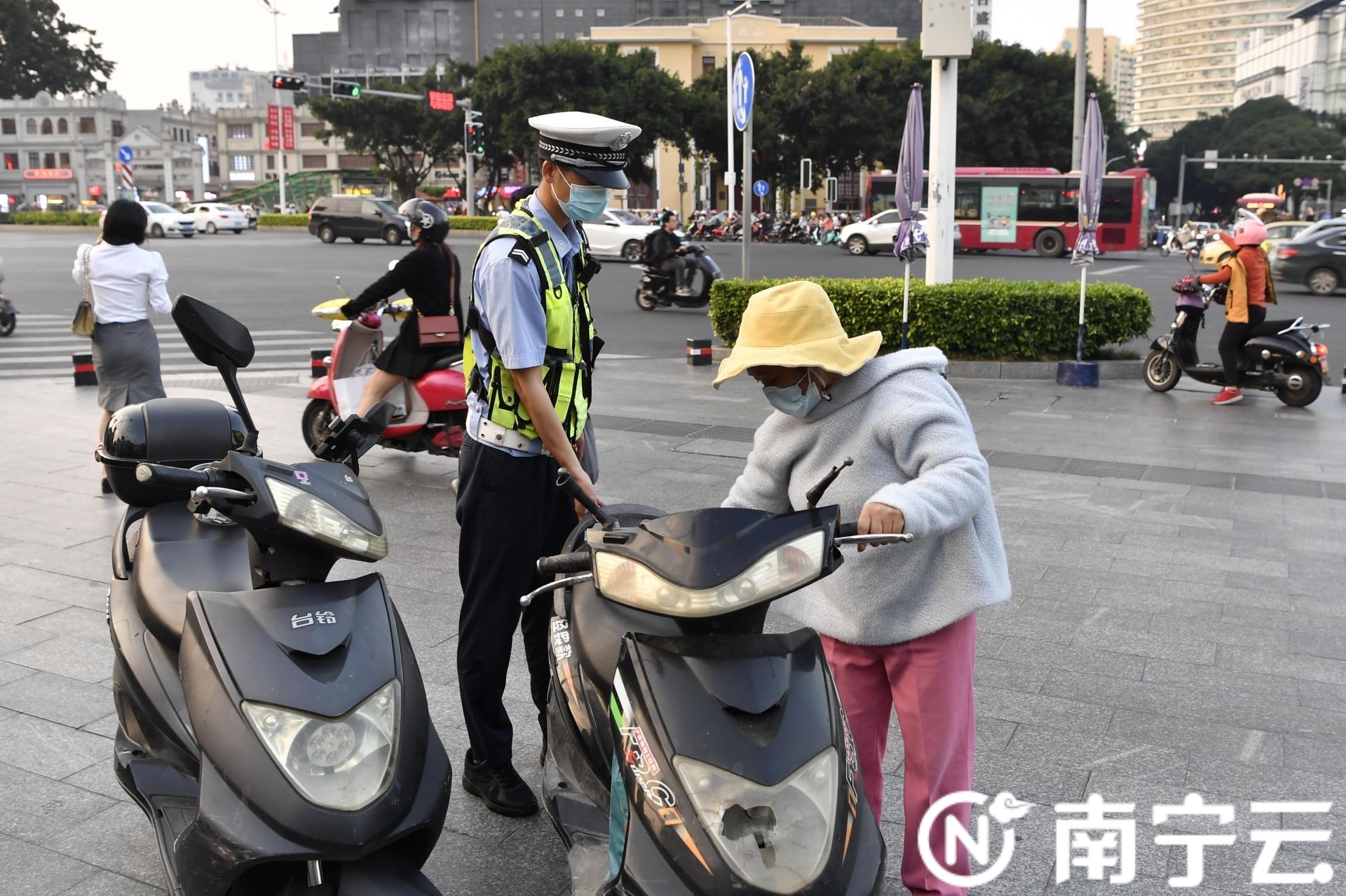 重点查处不戴头盔等交通违法行为！南宁交警开展电动车交通秩序整治行动