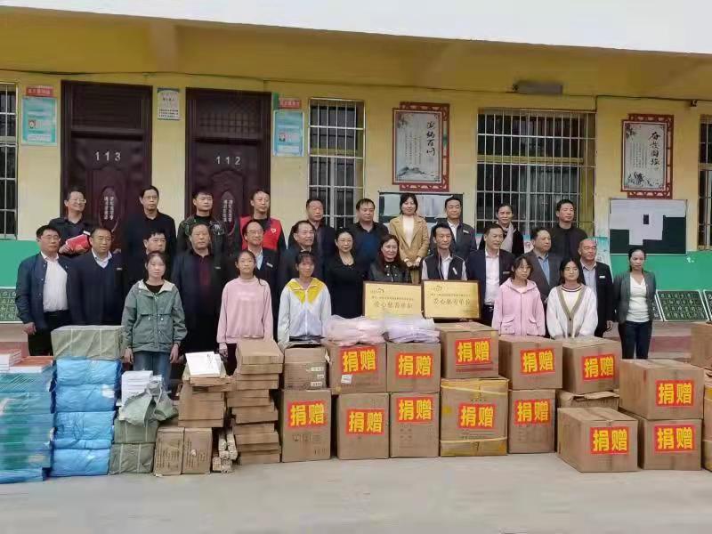 源潭镇第二初级中学开展“爱心传递 情满校园”活动