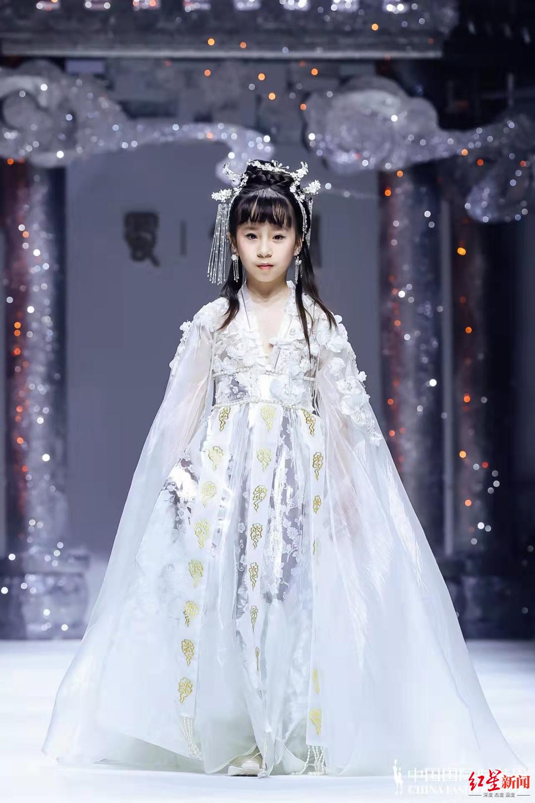 80后女孩“入圈”华服行业：成都的张弛有度，是创业机遇