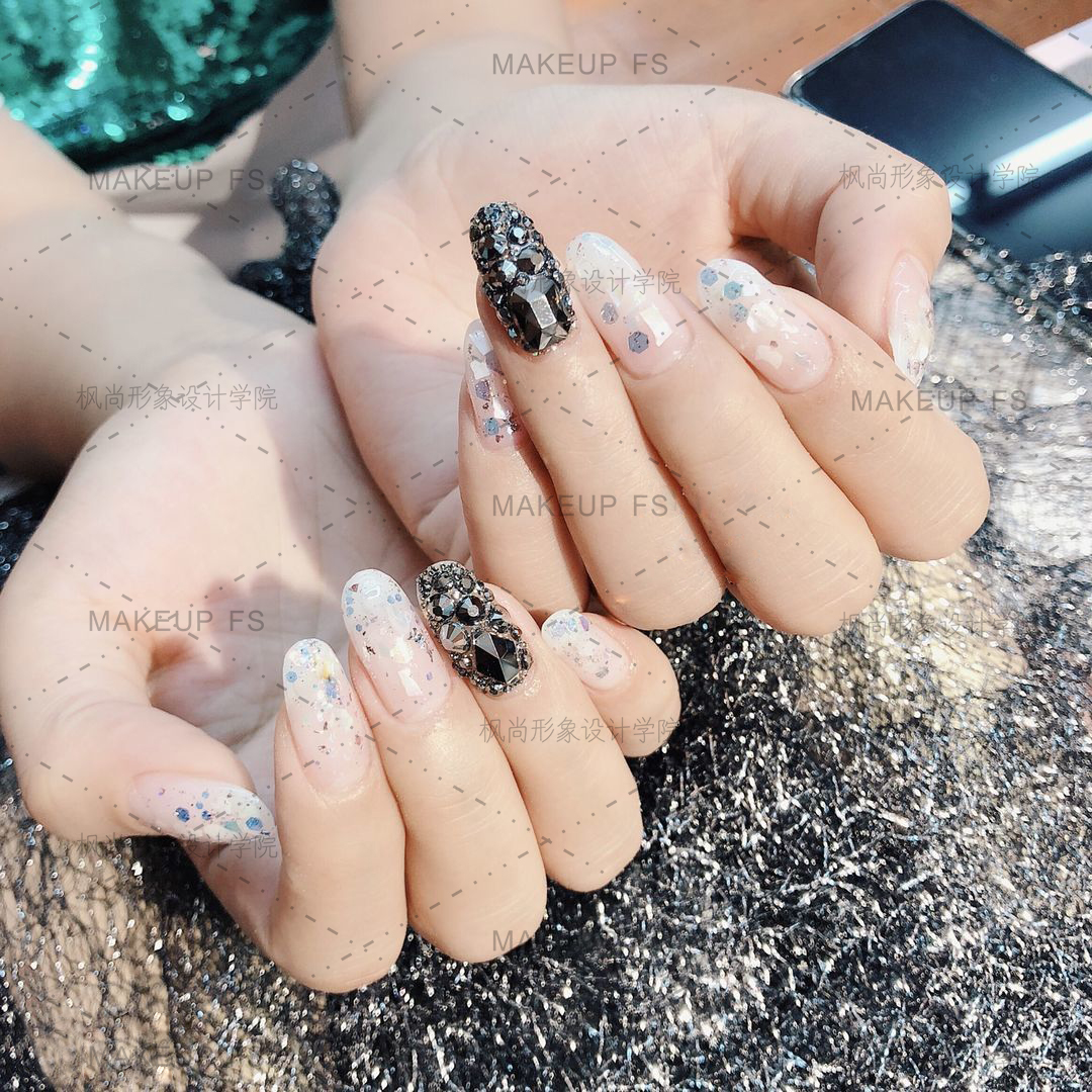 学美甲为什么要去专业的美甲培训学校？