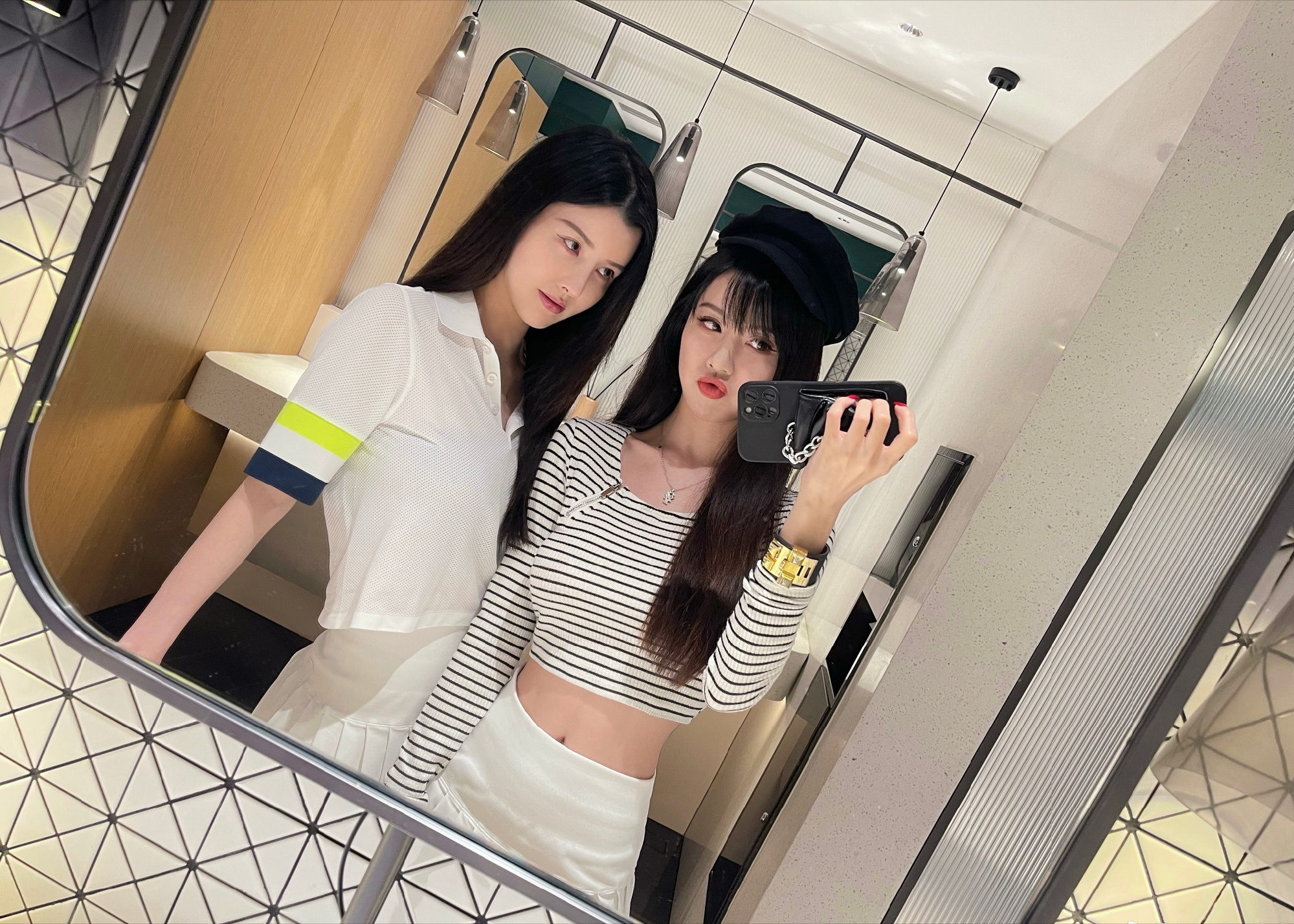 清纯姐妹变整容怪，靠花边博眼球，BY2手握好牌亲自打烂