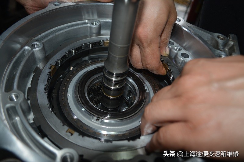英菲尼迪FX35出现加速无力，顿挫，异响，抖动故障，变速箱维修