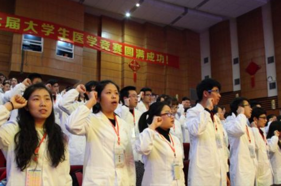 重庆考生运气爆棚，以507分捡漏985高校，却因专业被大家嘲笑