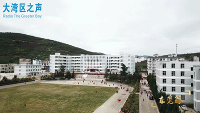 脱贫攻坚｜即将退休 他带着八旬母亲去支教