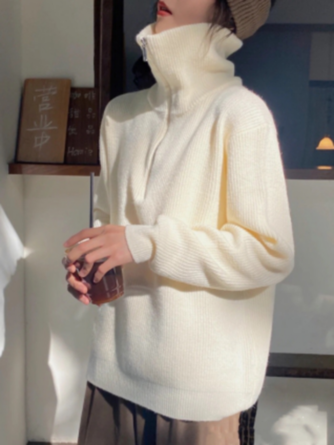 赵露思穿白色毛衣俏皮可爱！毛衣是冬季的基础单品，可单穿可打底
